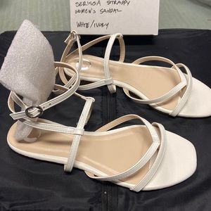 NWT Womens Sz 8.5 Journee Collection White Sandal